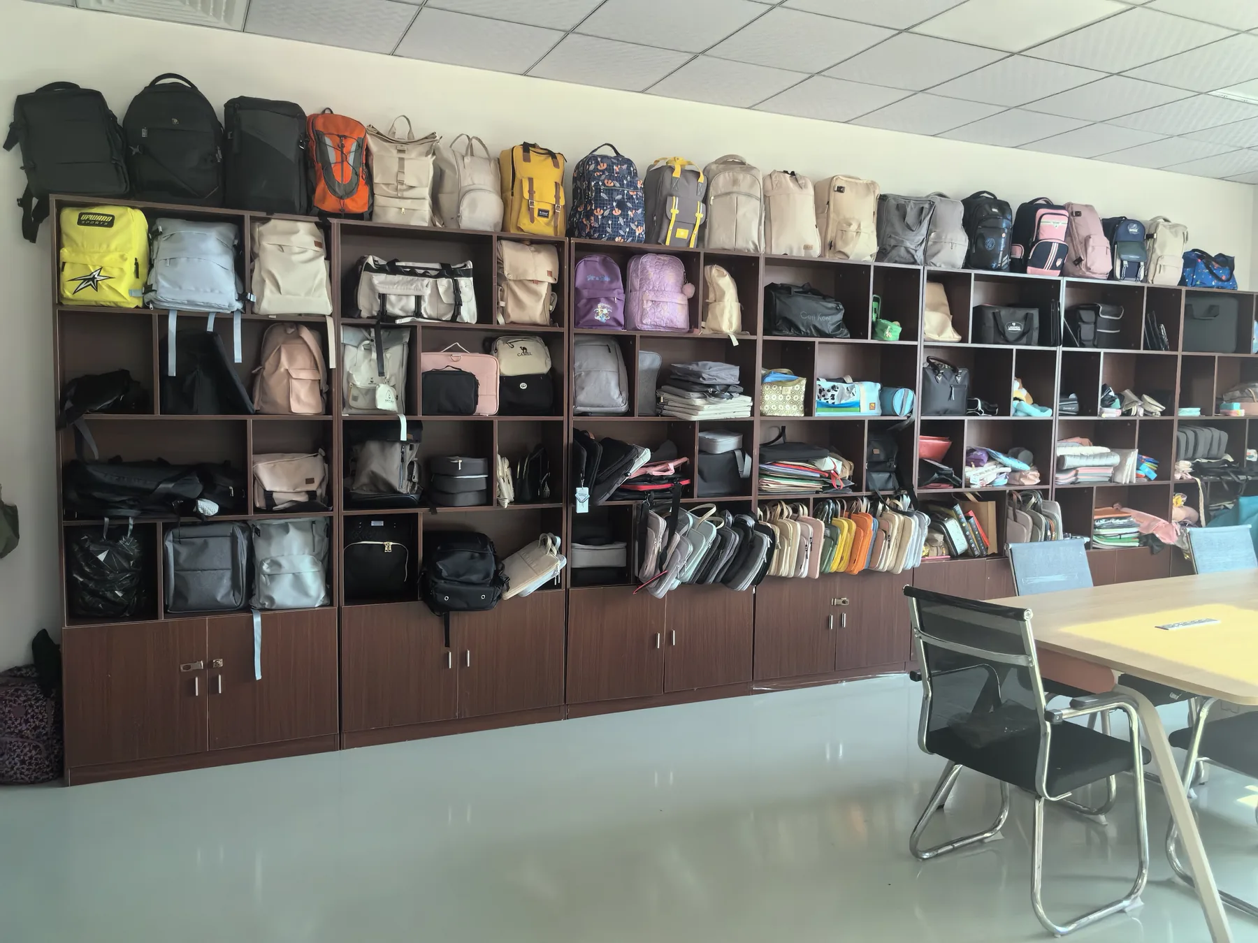 Bag samples and material references in the Yishu Bag sample room